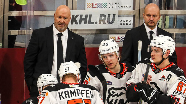 Бенуа Гру и Юрий Кузьменков с игроками «Трактора». Бенуа Гру и Юрий Кузьменков с игроками «Трактора»