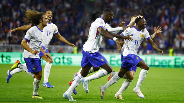 Футболисты сборной Франции празднуют гол Усмана Дембеле (№ 11, справа) в ворота Бельгии.
