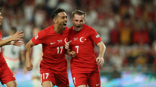 Футболисты сборной Турции Ирфан Кахветжи (№ 17) и Керем Актюркоглу (№ 7).