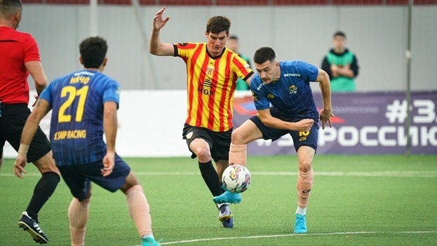Нападающий «Сочи» Мартин Крамарич (справа) в матче против «Алании».