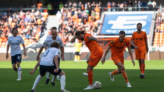 Полузащитник «Урала» Эрик Бикфалви (с мячом) в матче против «Ротора».