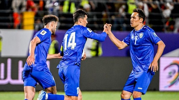 Элдор Шомуродов (в центре).