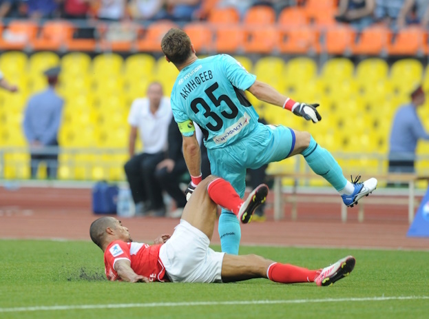 Столкновение Веллитона и Акинфеева в 2011 году.