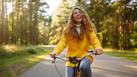 Девушка едет на велосипеде