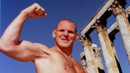 Мощь молодого Карелина — качался так, что выжимал ведро пота с костюма, лазал по канату быстрее мухачей