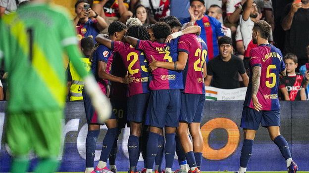 Футболисты «Барселоны» празднуют победу над «Райо Вальекано».