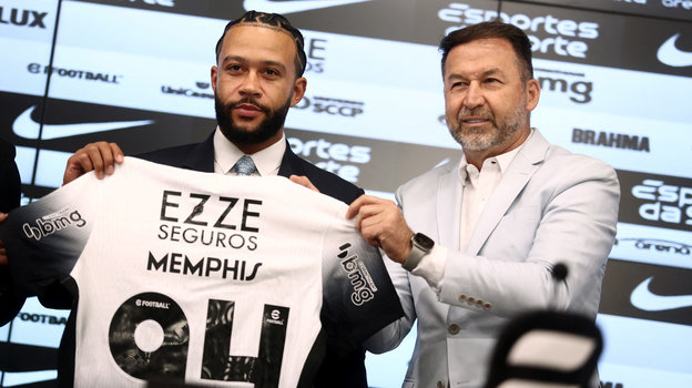 Мемфис Депай и Аугусто Мело. Футболист Мемфис Депай и президент «Коринтианс» Аугусто Мело