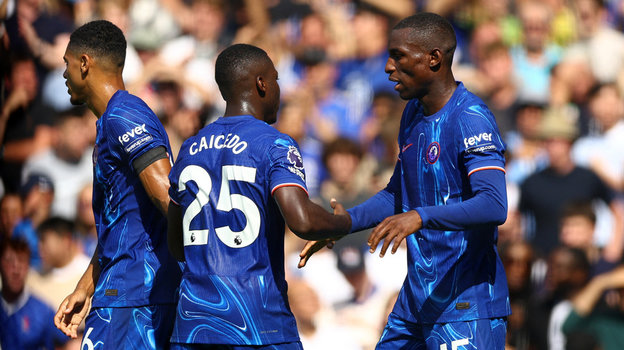 Николас Джексон (№ 15) и Мойсес Кайседо (№ 25).