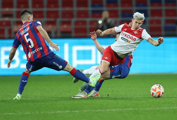 Саша Зделар (слева) против полузащитника «Спартака» Антона Зиньковского.