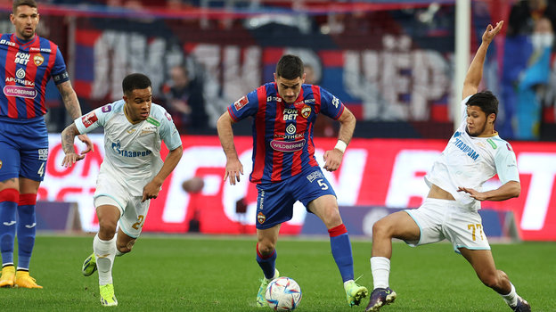 Полузащитник ЦСКА Саша Зделар (в центре) в матче против «Зенита».