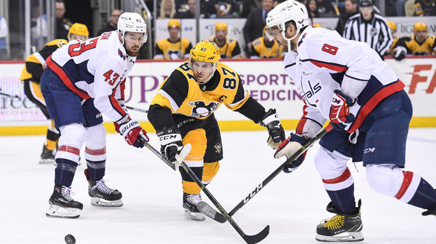 Александр Овечкин (№8) и Том Уилсон против Сидни Кросби. Хоккеисты Том Уилсон, Сидни Кросби и Александр Овечкин