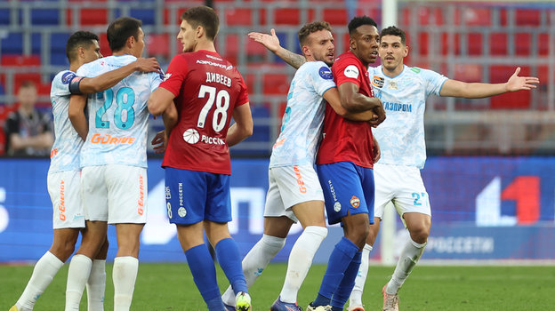 Мойзеса и Нуралы Алипа разняли после стычки в матче.