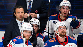 Роман Ротенберг с хоккеистами СКА