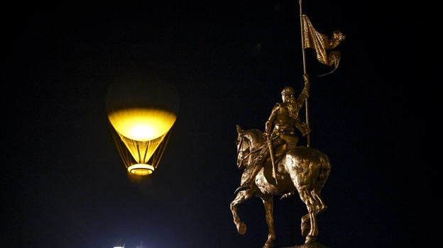 Статуя Жанны д`Арк в Париже.