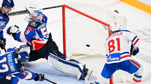 Арсений Грицюк забивает гол «Ладе».