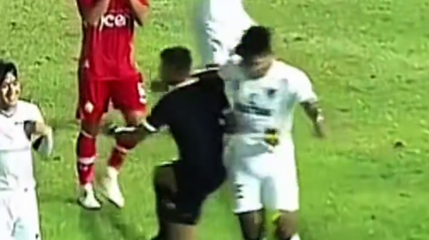 В Индонезии футболист во время матча нокаутировал судью за спорно назначенный пенальти.
