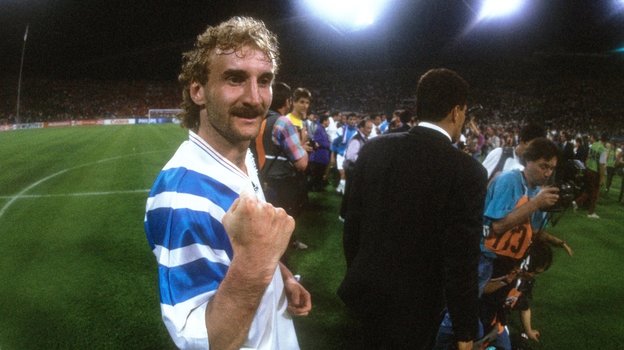 Руди Феллер («Марсель») празднует победу в финале Лиги чемпионов. Руди Феллер «Марсель» празднует победу в финале Лиги чемпионов.