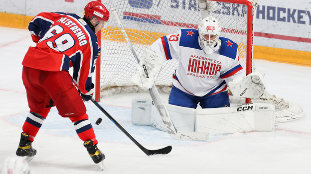 Олег Майстренко против вратаря Официальный сайт «СКА Юниор».