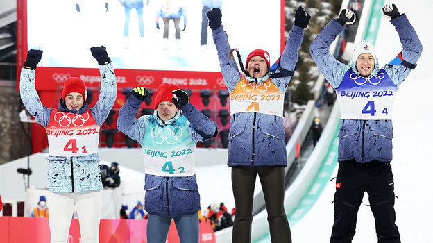 Прыгуны с трамплина Ирма Махиня, Данил Садреев, Ирина Аввакумова и Евгений Климов празднуют историческое олимпийское серебро в Пекине. Российские прыгуны с трамплина Ирма Махиня, Данил Садреев, Ирина Аввакумова и Евгений Климов празднуют серебро Олимпиады-2022 в Пекине (Китай)