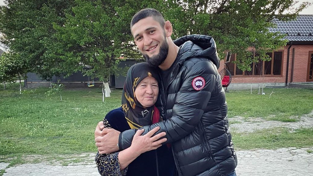 Хамзат Чимаев со своей тетей.