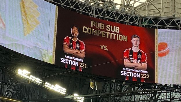 Алексей Миранчук на табло стадиона «Атланты Юнайтед».