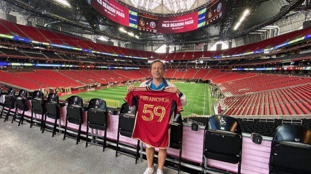 Игорь Рабинер с футболкой Алексея Миранчука.