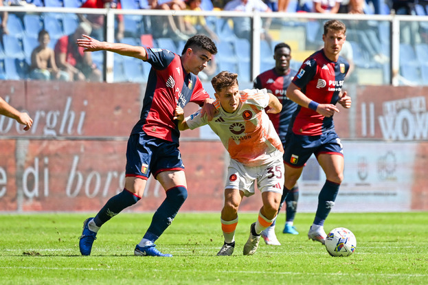 Полузащитник «Ромы» Томмазо Бальданци (справа) против защитника «Дженоа» Хоана Васкеса.