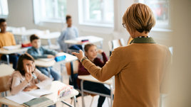 Учительница в классе