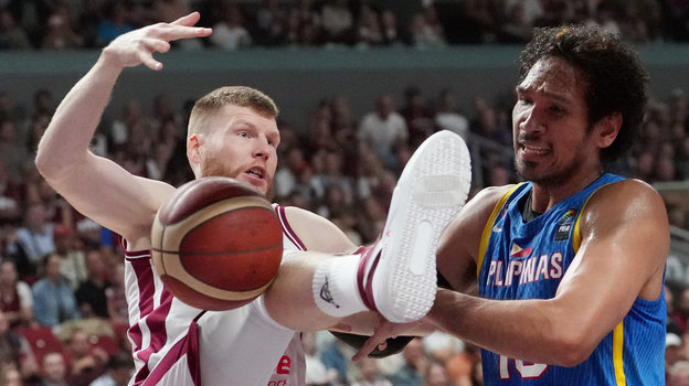 Форвард сборной Латвии Давис Бертанс (слева) будет играть за «Дубай».