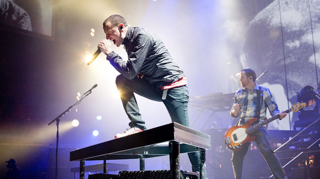 Честер Беннингтон во время концерта. Честер Беннингтон во время концерта