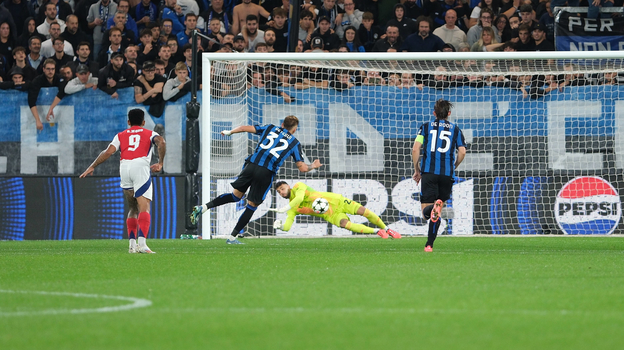 Давид Райя отразил пенальти от Матео Ретеги.