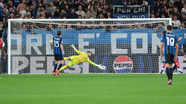 Давид Райя справился с добиванием от Матео Ретеги.