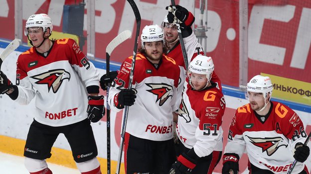 Райан Спунер (четвертый слева).