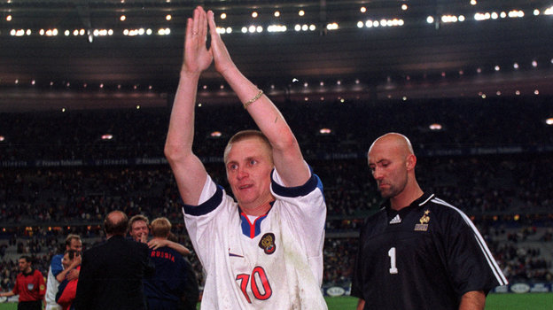 Александр Панов и Фабьен Бартез после матча сборных России и Франции в 1999 году. Футболисты Александр Панов и Фабьен Бартез после матча сборных России и Франции в 1999 году