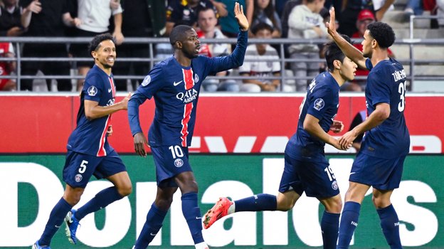 Футболисты «ПСЖ» празднуют гол в ворота «Реймса».
