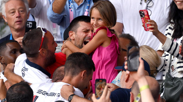 Новак Джокович празднует победу на Олимпиаде-2024 с дочерью Тарой.