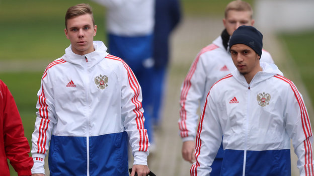 Максим Глушенков и Магомед-Шапи Сулейманов. Футболисты Максим Глушенков и Магомед-Шапи Сулейманов на тренировке сборной России