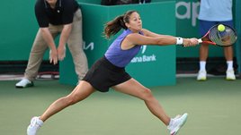 У Касаткиной снова отобрали конфетку. Наша теннисистка проиграла четвертый финал за год