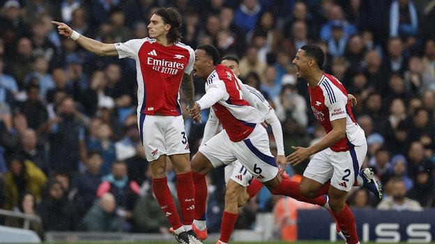 Риккардо Калафьори (слева) празднует гол в ворота «Манчестер Сити».