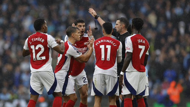 Футболисты «Арсенала» спорят с судьей Майклом Оливером из-за удаления Леандро Троссара.