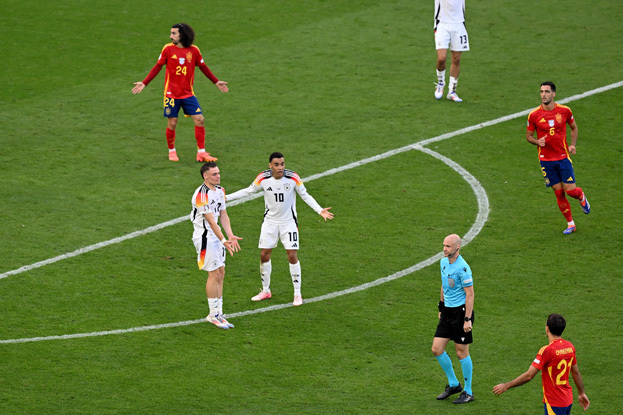 Энтони Тейлор не назначил пенальти после спорного эпизода в матче Евро Германия — Испания. Энтони Тейлор не назначил пенальти после спорного эпизода в матче Евро Германия — Испания