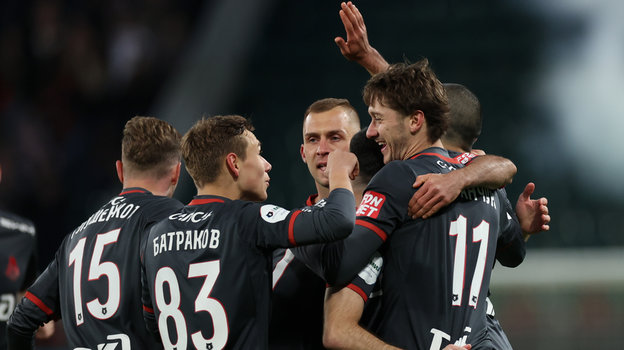 Бывшие партнеры по «Локомотиву» Антон Миранчук (№ 11) и Алексей Батраков (№ 83).