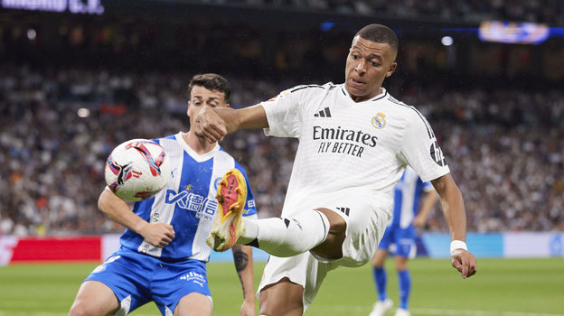 Килиан Мбаппе (справа) в матче против «Алавеса».