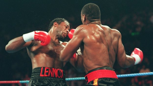 Оливер Макколл (справа) и Леннокс Льюис (слева) в бою 1994 года.