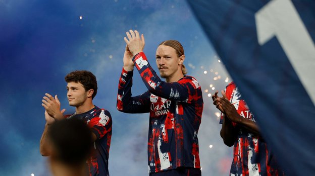 Матвей Сафонов (в центре) приветствует болельщиков «ПСЖ» на презентации во время игры на «Парк де Пренс».