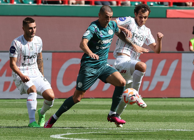 Степан Лончар и Артем Карпукас. Футболисты Степан Лончар и Артем Карпукас