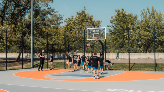 Баскетбольная площадка в ДНР.