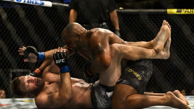 Даниэль Кормье избивает Стипе Миочича.