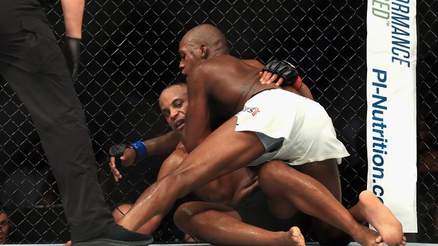 Джон Джонс (справа) в поединке с Даниэлем Кормье.