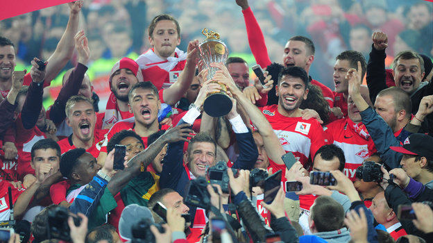 Массимо Каррера празднует с игроками «Спартака» победу в чемпионате России в 2017 году. Массимо Каррера празднует с игроками «Спартака» победу в чемпионате России в 2017 году